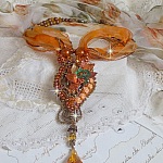 Collier Souffle d'Automne Ethnique tr&egrave;s chic brod&eacute; avec un cabochon des ann&eacute;es 1960 orn&eacute; de roses, perles rondes lisses, cristal, nacr&eacute;es, magiques, rubans organza, satin&eacute;s et rocailles